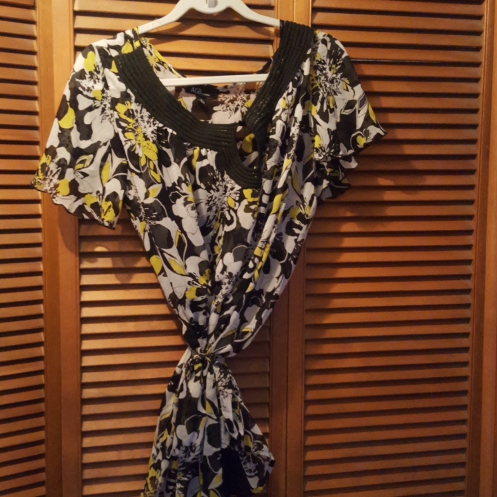 AGB WOMEN 'S Blouse. Yellow, white and black.